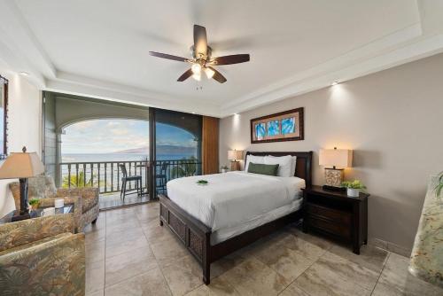 ein Schlafzimmer mit einem Bett und einem Balkon in der Unterkunft Lahaina Shores 607 · LS 607 Beachfront Remodeled Studio Stunnin in Lahaina