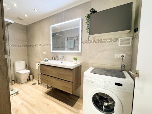une salle de bain avec une machine à laver et un lave-linge dans l'établissement Oasis Beach Home II Playa del Inglés, à Playa del Ingles