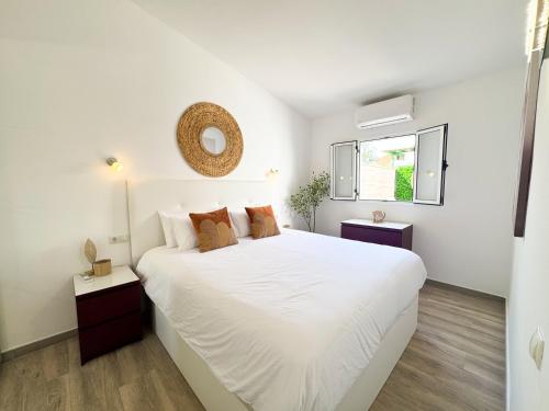 une chambre blanche avec un grand lit et une fenêtre dans l'établissement Oasis Beach Home II Playa del Inglés, à Playa del Ingles