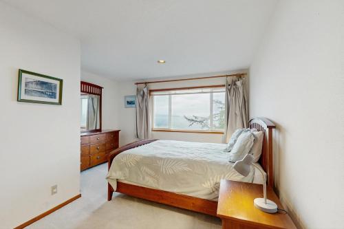 a bedroom with a bed and a window at Cliffside Serenity in Oceanside