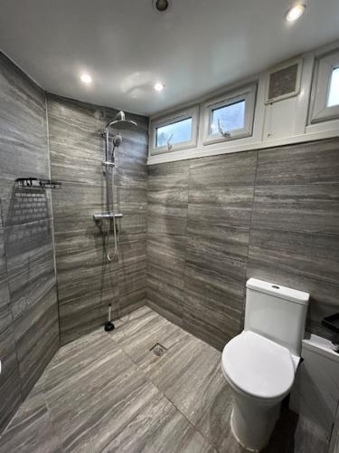 ein Badezimmer mit Toilette und Dusche in der Unterkunft Park House Goodmayes, Ilford London in Goodmayes