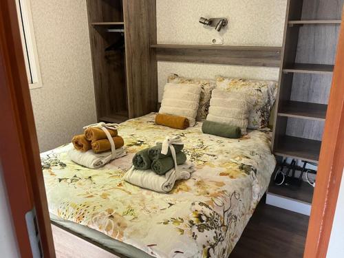 - un lit avec des serviettes et des oreillers dans l'établissement 't Skagerwad, à Oudesluis