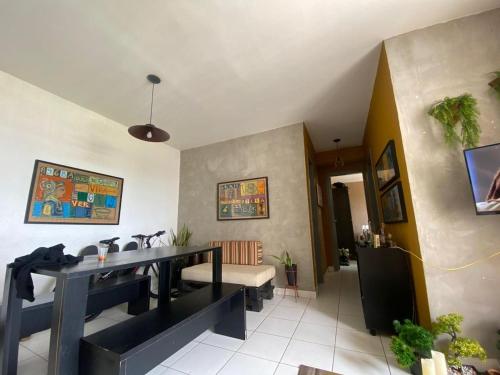 アナニンデウアにあるApt with full club - Rent for seasons!のリビングルーム(シンク、テーブル付)