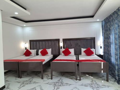 Mbuya Express Inn客房内的一张或多张床位