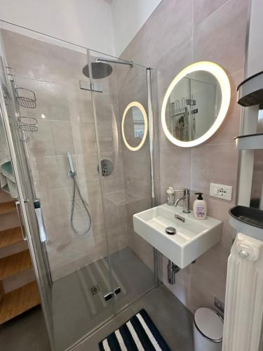 een badkamer met een douche en een wastafel bij Forato Holiday Appartament in Marina di Pietrasanta