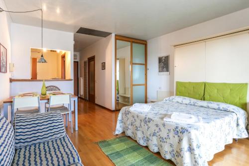 プレガンツィオールにあるLa mini Dimora di Laraのベッドルーム1室(ベッド1台、テーブル、椅子付)