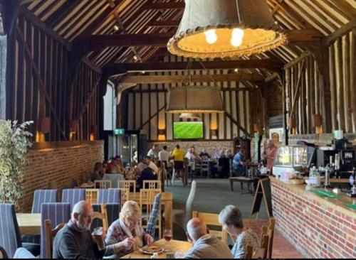 een groep mensen die aan tafels in een restaurant zitten bij 6 Berth, Pet friendly caravan with Decking - Great Yarmouth in Great Yarmouth