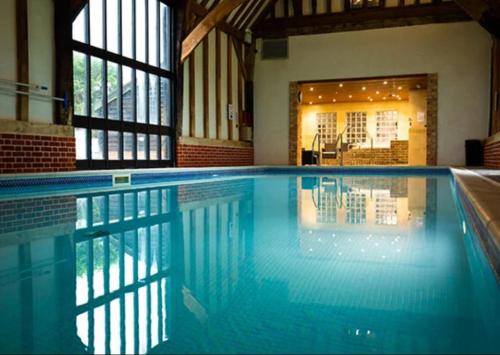 een groot zwembad in een gebouw bij 6 Berth, Pet friendly caravan with Decking - Great Yarmouth in Great Yarmouth