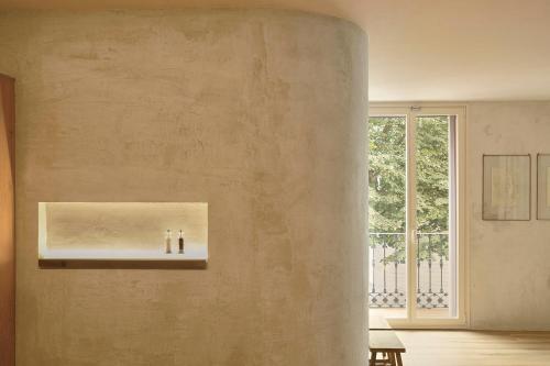 - un salon avec un mur et une fenêtre dans l'établissement Enea Living, à Bilbao