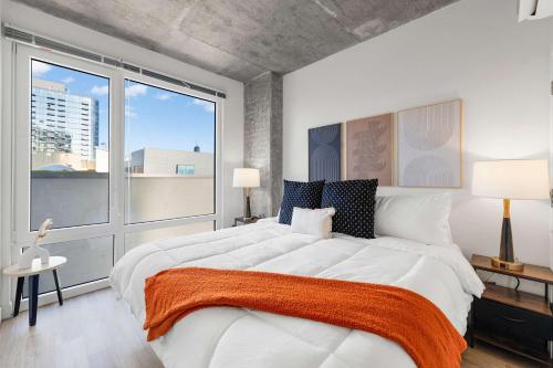 Postel nebo postele na pokoji v ubytování Modern 3BR Near McCormick & South Loop