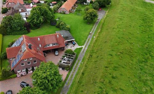 an aerial view of a large house with a yard at Ferienhaus Landskron in Wangerland