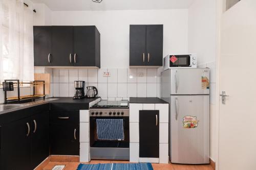 Η κουζίνα ή μικρή κουζίνα στο Tawi furnished apartment Nairobi