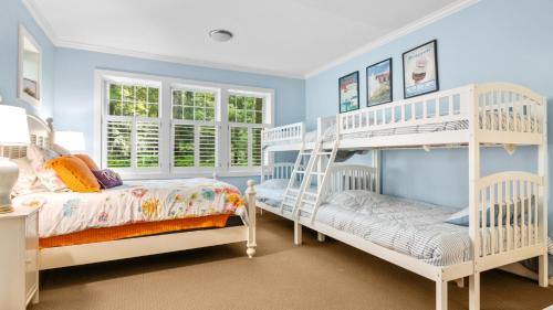 Postel nebo postele na pokoji v ubytování Thorne Swift Lakehouse