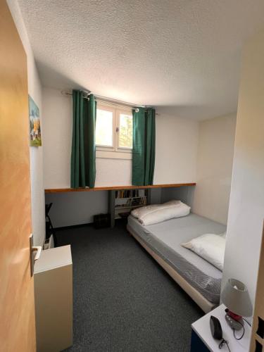 a small room with a bed and a window at Appartement entier duplex 34m2 au seignus Allos in Allos