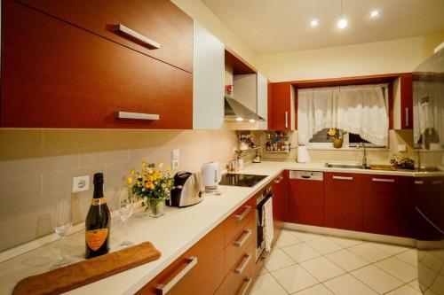 uma cozinha com uma garrafa de vinho no balcão em Mirimar - Zante em Alikanas