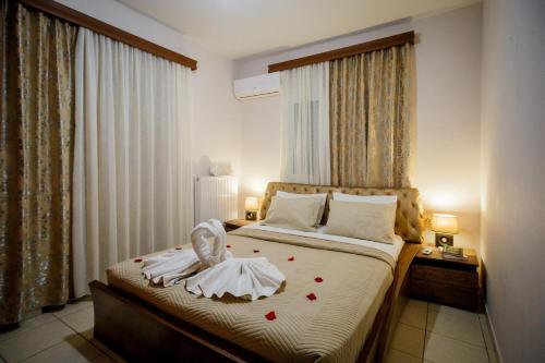 um quarto com uma cama com rosas em Mirimar - Zante em Alikanas