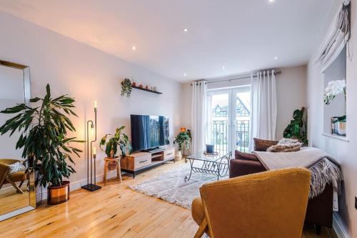 a living room with a couch and a tv at 2 bed, 2 bath apartment in Roundhay in Moortown