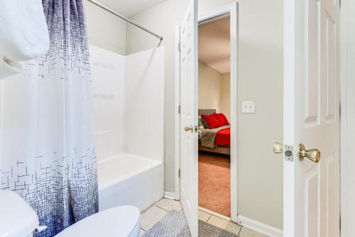 a bathroom with a toilet and a bath tub at 4 Mi to FSU Pet-Friendly Townhome in Zion Hill