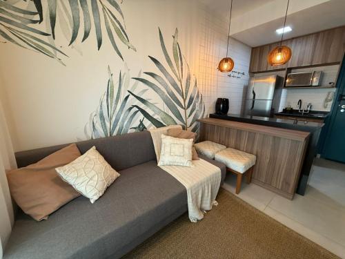 ein Wohnzimmer mit Couch und Küche in der Unterkunft Flat na Av JK in Sao Jose do Rio Preto