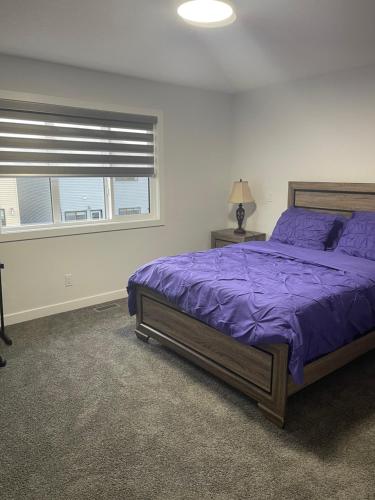 Ένα ή περισσότερα κρεβάτια σε δωμάτιο στο Exquisite and modern 2000sqft Home