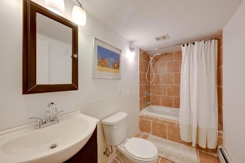 ein Badezimmer mit Toilette, Waschbecken und Badewanne in der Unterkunft Ryder Cup Tournament Special Golf Fans Welcome! in Island Park