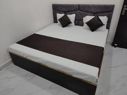 Postel nebo postele na pokoji v ubytování Braj Bhoomi Home Stay