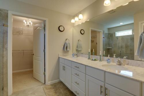 Un baño con dos lavabos y un espejo grande. en Cozy St Augustine Bungalow Less Than 7 Mi to Beaches!, en St. Augustine