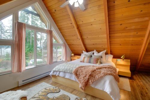 A bed or beds in a room at Coastal Cabin with Puget Sound and Rainier Views!