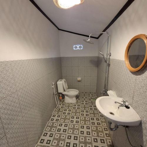a bathroom with a sink and a toilet at SEAVIEW Bungalow & Resto in Sekotong