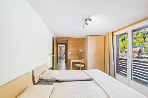 萨斯格伦德Family-friendly apartment with mountain views的一间有两张床和一扇大窗户的卧室