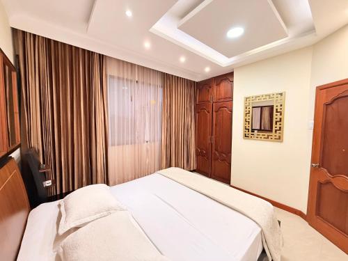 un dormitorio con una cama y una ventana en Suite en Machala, en Machala