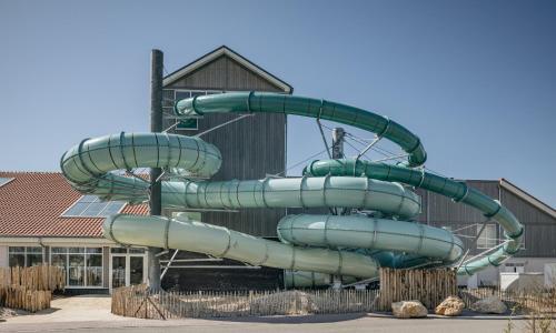 eine Wasserrutsche vor einem Gebäude in der Unterkunft Beach Resort Nieuwvliet Bad - NV 1204 in Nieuwvliet-Bad