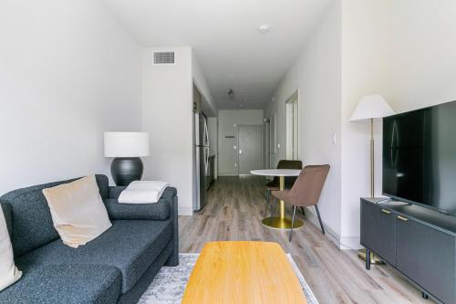 Galeriebild der Unterkunft Blueground East Industrial pool nr Lake Elizabeth SFO-2074 in Warm Springs District