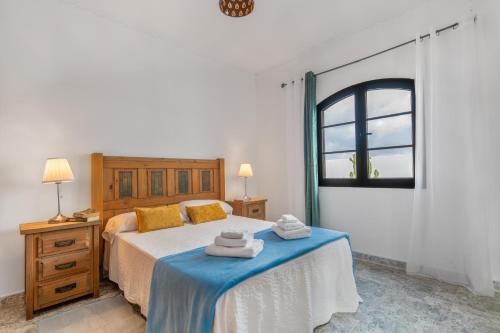 a bedroom with a bed with two towels on it at Casa Paraiso in San Bartolomé