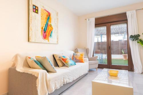 ボルムホスにあるLuxSevilla Bormujos Piscina Free Parkingのリビングルーム(白いソファ、枕付)