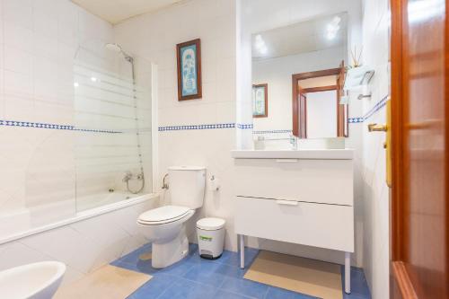 ボルムホスにあるLuxSevilla Bormujos Piscina Free Parkingのトイレと洗面台を備えた白いバスルーム