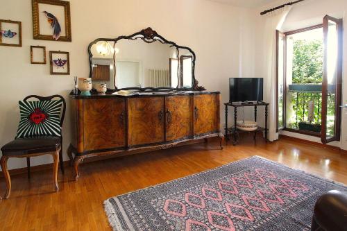 TV a/nebo společenská místnost v ubytování Casa Ines, Feltre