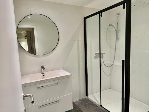 Koupelna v ubytování Spacious DownTown BXL Loft with Private Parking