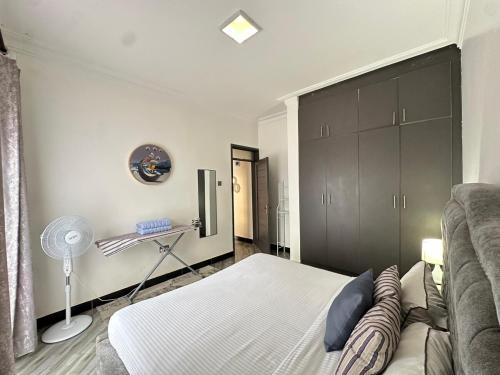 Ένα ή περισσότερα κρεβάτια σε δωμάτιο στο Serene Abodes MB3