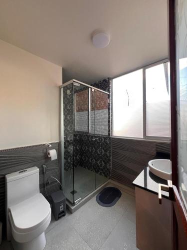 Et badeværelse på Comfortable flat 2-hab near US embassy - pet friendly