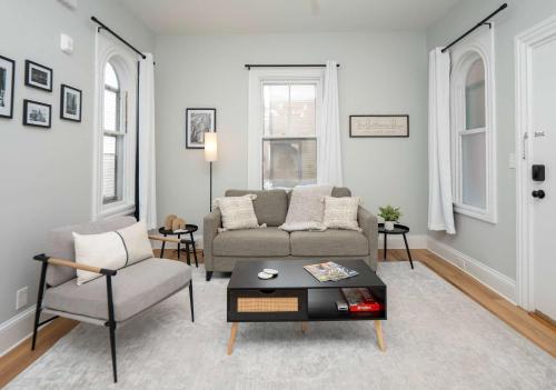 Χώρος καθιστικού στο Jennifer's Stylish & Modern Broadway Getaway