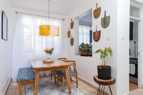 Η κουζίνα ή μικρή κουζίνα στο Tawi furnished apartment Nairobi