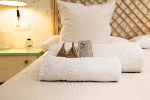 a pile of towels sitting on top of a bed at Hostal Vidamia in Málaga