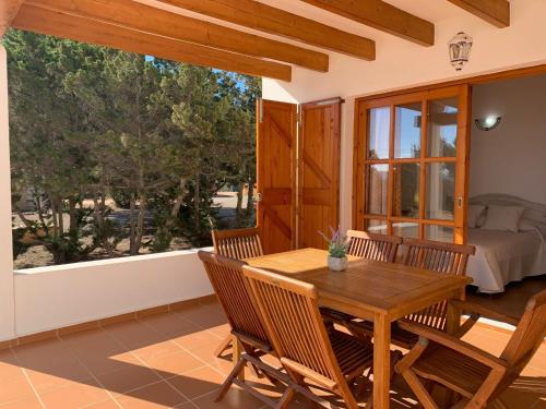 ein Esszimmer mit Tisch und Stühlen und einem Bett in der Unterkunft Casa Victor, ET6390 in San Francisco Javier