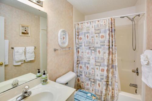 リトル・リバーにあるWater-View Haven about 6 Mi to Myrtle Beach!の洗面台とシャワー付きのバスルーム