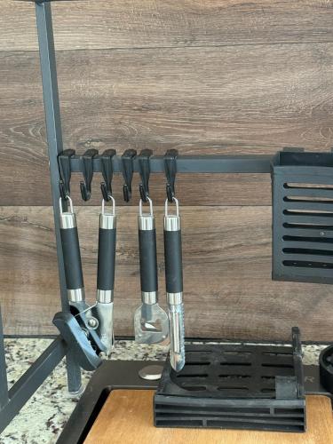 a row of knives in a tool holder on a table at Suite La Lomita #3 Climatizada in Tuxtla Gutiérrez