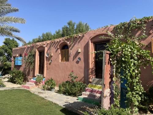 una casa marrón con una puerta en un patio en Roof Tunis, en Tunis