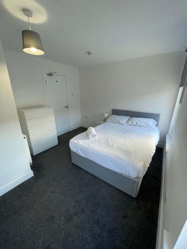 Habitación pequeña con cama blanca. en Alderson House, en Hartlepool