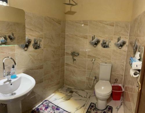 un baño con inodoro y lavabo en Roof Tunis, en Tunis