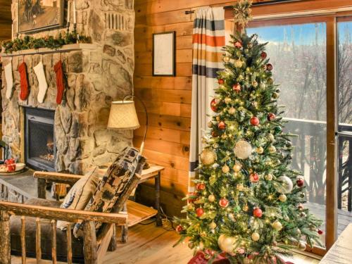 Χώρος καθιστικού στο WaterFront Cabin Hot Tub Kayaks Firepit Game Consoles